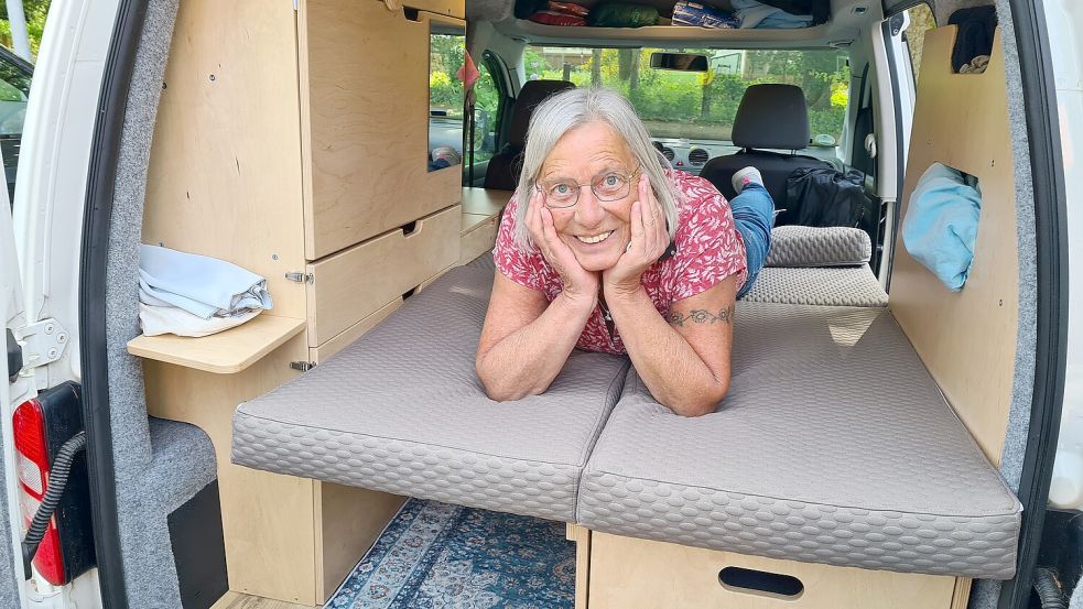 Im umgebauten Kleintransporter findet Jutta Zurwonne Platz zum Schlafen. Foto: Jörg Brökel