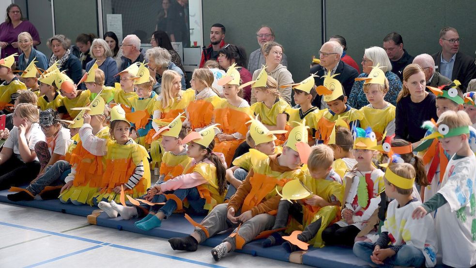 Bloß nicht den richtigen Moment verpassen: Fantasievoll kostümiert warteten die Mädchen und Jungen auf ihren Einsatz. Foto: Stromann
