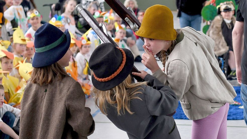 Psst! Wer den Wolf fangen will, muss leise sein. Die Jäger spielten eine wichtige Rolle bei der Aufführung. Foto: Stromann