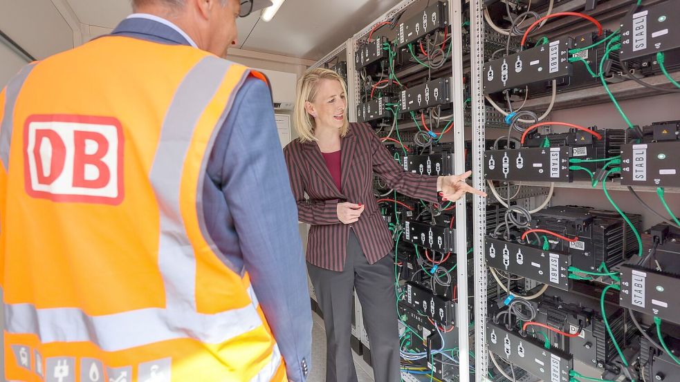 Laut Katrin Habenschaden, Nachhaltigkeitschefin der Deutschen Bahn, kann mit Solaranlagen und Batteriespeichern rund ein Viertel des Strombedarfs im Leipziger Werk gedeckt werden. Foto: Jan Woitas/dpa