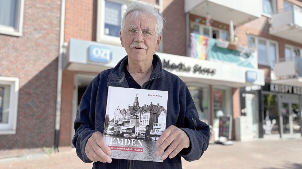 Hobbyhistoriker Dietrich Janßen mit seiner neuesten Schatzsammlung, 132 Seiten im Festeinband: „Ein verlorenes Stadtbild“. Fotos: Stephanie Schuurman