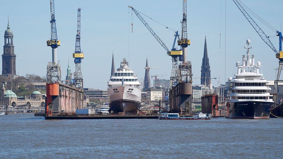 Die Luxusjachten „Rising Sun“ und „Luna“ im Dock der Hamburger Werft Blohm + Voss. Foto: Marcus Brandt/dpa