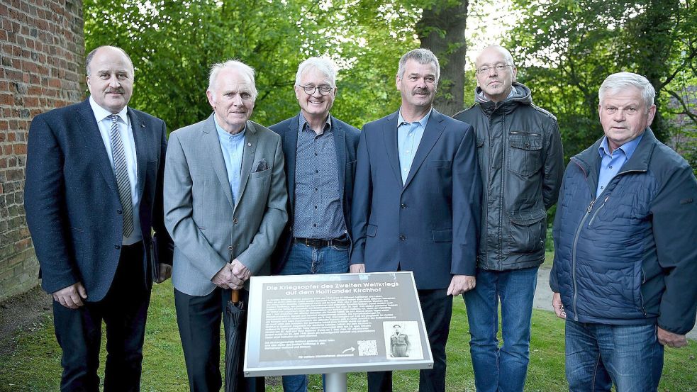 Sven Grundmann (von links), Jonny Siebens, Dr. Paul Wessels, Erwin Burlager, Hanke Immega und Dieter Voß erforschten die Kriegsereignisse. Foto: Stromann