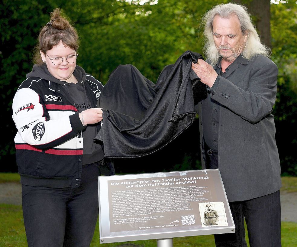 Horst Heinicke und Tochter Alina enthüllten die Gedenktafel. Foto: Stromann