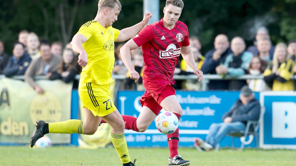 1000 Zuschauer kamen vor einem Jahr zum Relegationsspiel in Wiesmoor. Der TuS Strudden (links) besiegte den VfB Uplengen 2:0 und hielt die Bezirksliga. In diesem Jahr folgte nun der direkte Abstieg. Archivfoto: Doden/Emden