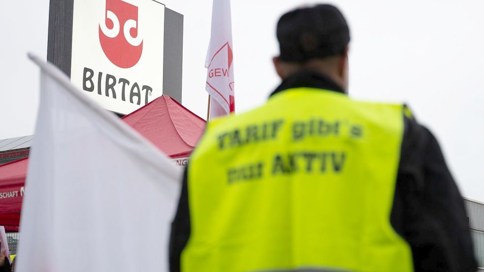 Die Gewerkschaft fordert ein Einstiegsgehalt von 3.000 Euro. Foto: Markus Lenhardt/dpa