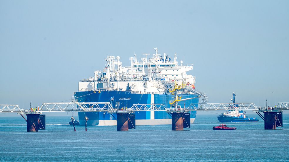 Obwohl es in Wilhelmshaven bereits ein LNG-Terminal gibt, kam nun vor Kurzem noch ein zweites hinzu. Braucht es das wirklich? Foto: dpa/ Sina Schuldt