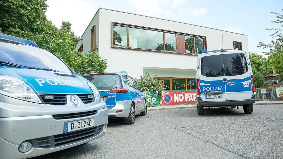 Die Polizei sucht in Berlin-Spandau nach einem 13-Jährigen. Foto: Jörg Carstensen/dpa