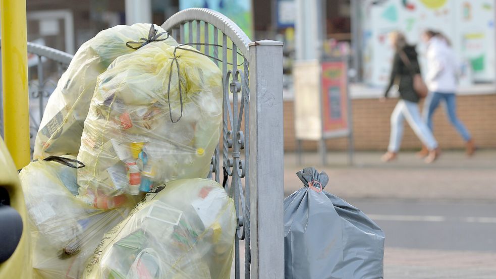 Gelbe und graue Säcke liegen in Leer für die Müllabfuhr regelmäßig an der Straße. Foto: Klaus Ortgies/Archiv