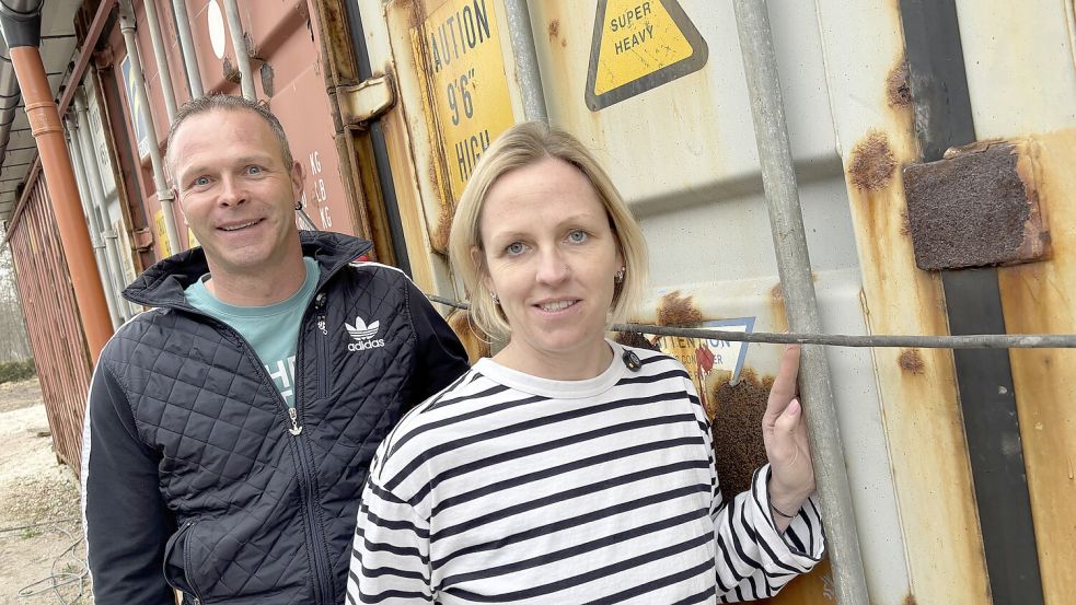 Sabrina und Ingo Brinker von den Seecontainern, in denen ihr neues Zuhause entstehen soll. Foto: Janßen