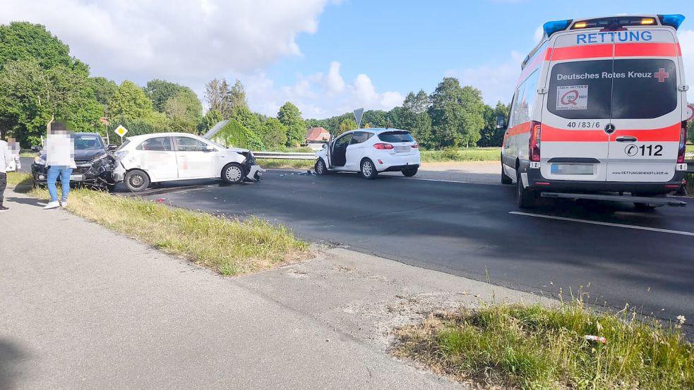 Drei Fahrzeuge waren an einem Unfall auf der Straße Rajen beteiligt. Rettungsdienst und Polizei waren schnell vor Ort. Foto: Daniel Grüneke