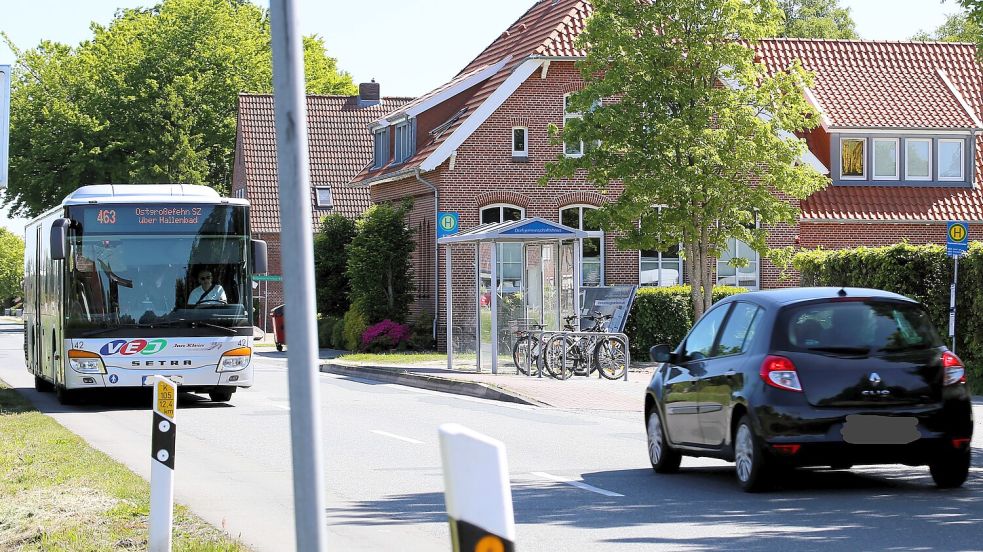 Noch ist die Welt an dieser Haltestelle in Wilhelmsfehn am Großefehnkanal in Ordnung. Doch was passiert, wenn die Häuser dahinter wachsen? Foto: Nicole Böning