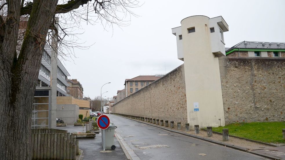 Immer wieder ist davon die Rede, dass Kriminelle in französischen Gefängnissen verbotenerweise über Mobiltelefone verfügen, mit denen sie weiter ihre Machenschaften abwickeln (Archivbild). Foto: Sebastian Kunigkeit/dpa