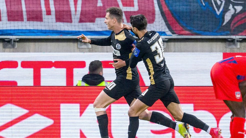 Elversberger Jubel: Fisnik Asllani (l.) traf zum 2:0 für die Gäste. Foto: Tom Weller/dpa