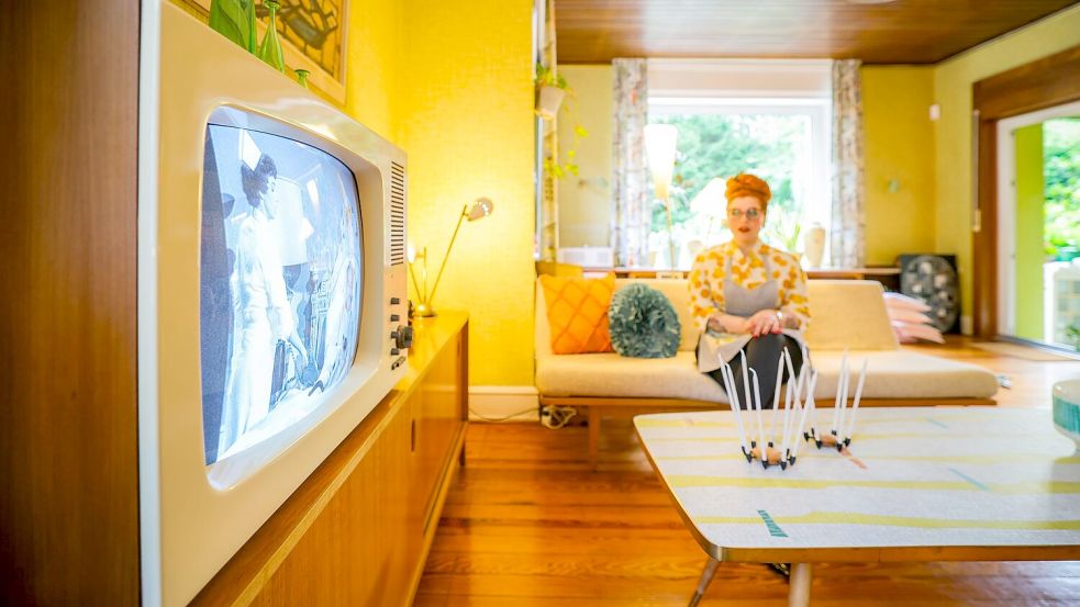 Alles ist knallbunt - aber der alte Röhrenfernseher kann nur Schwarz-Weiß. Foto: Christoph Reichwein/dpa