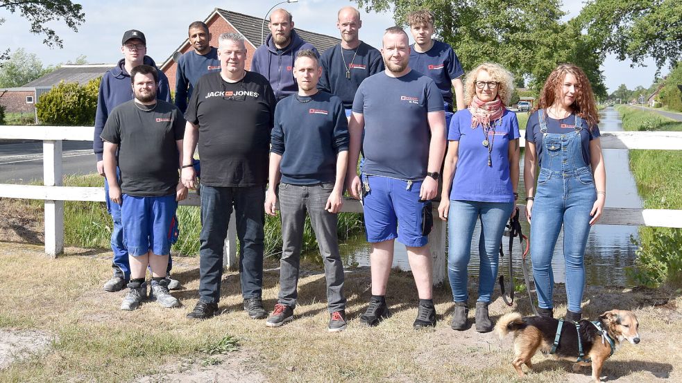 Teamfoto mit Maskottchen Benny an der Westerwieke (hinten, von links): Julian Frerichs, Ferdi Mustafov, Dominik Heck, André Straat, Timo Stachowiak sowie (vorne, von links) Jan Herbst, Helmut Wurpts, Johannes Diekmann, Marcel Prinz, Mirjam Diekmann und Esther Diekmann. Auf dem Bild fehlen Jürgen Becker und Mirko Heinrichs.