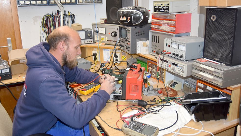 In der firmeneigenen Werkstatt werden Reparatur- und Wartungsarbeiten durchgeführt. Das Bild zeigt Mitarbeiter Dominik Heck.