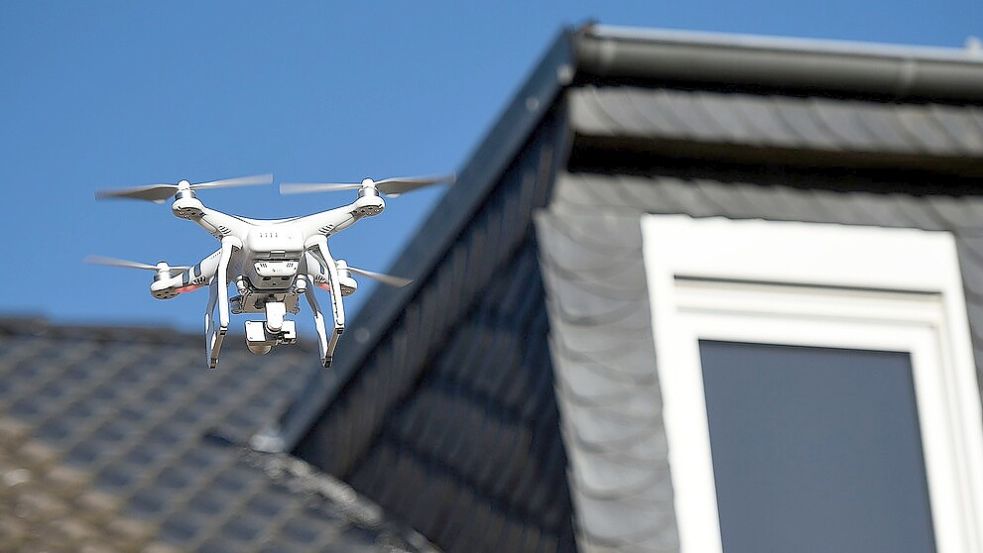 Einer Flensburgerin ist das passiert: Eine Drohne schwebte vor ihrem Fenster und filmte hinein. Foto: dpa