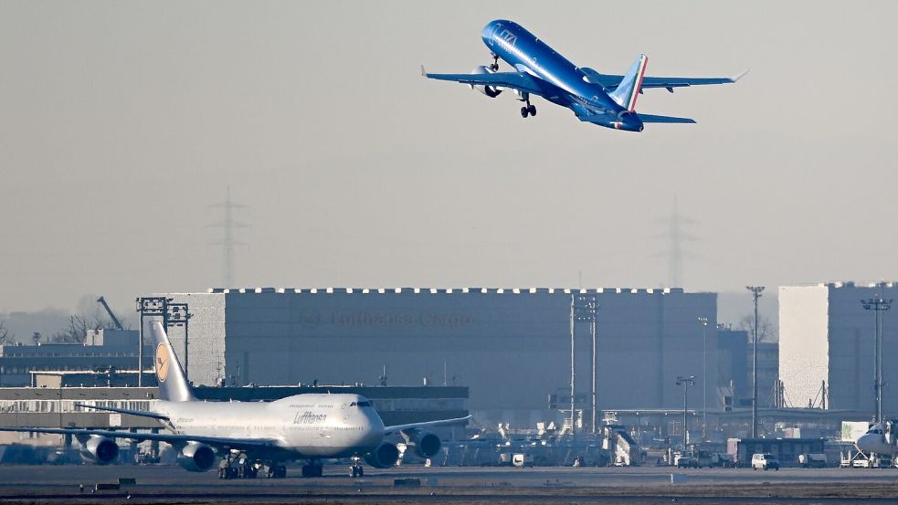 Am Frankfurter Flughafen wächst die Zahl der Flugbewegungen. Foto: Arne Dedert/dpa