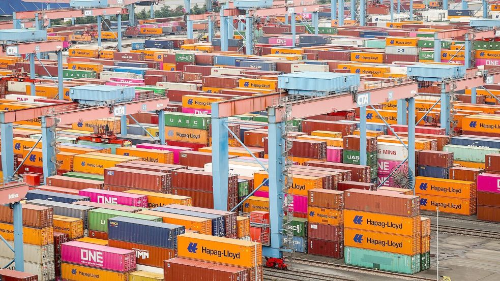 Container vor der Verladung im Hamburger Hafen. Die deutsche Industrie hofft auf Entspannung im Zollkonflikt mit den USA. (Archivbild) Foto: Christian Charisius/dpa