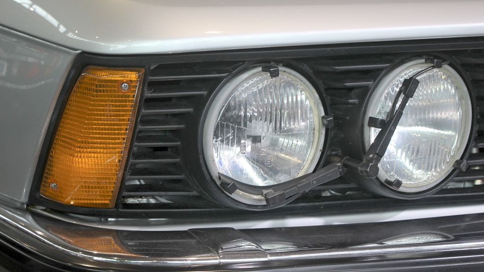 Die E 21 mit sechs Zylindern unter der Motorhaube tragen runde Doppelscheinwerfer. Foto: Wikisympathisant