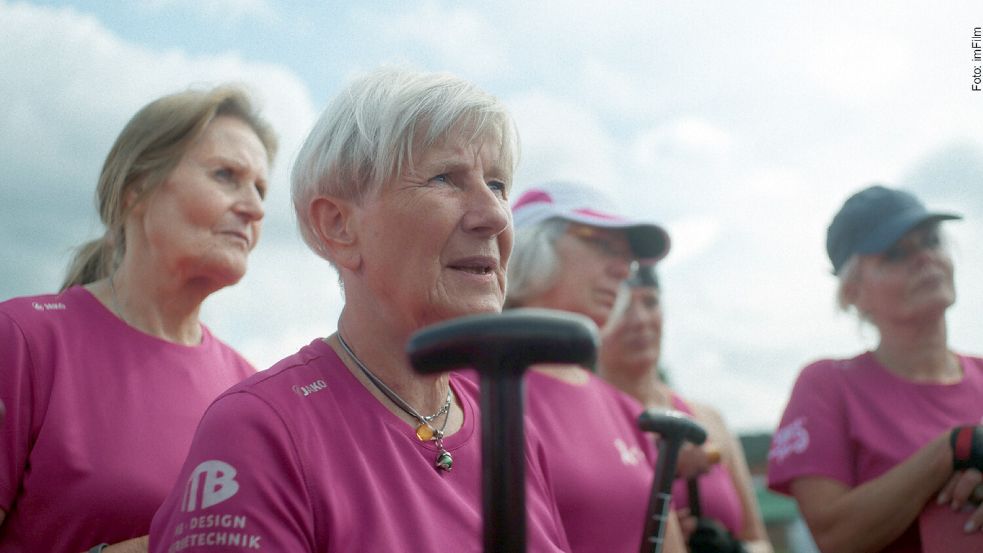 Der Film "Pink Power" zeigt Frauen mit Brustkrebs-Erfahrung aus Norddeutschland, die gemeinsam Drachenboot fahren. Foto: imFilm