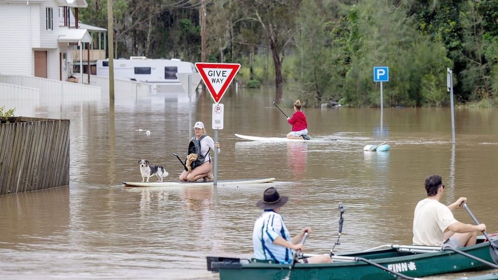 Viele Menschen konnten sich nur noch mit Booten und Paddleboards fortbewegen. Foto: Lindsay Moller/AAP/dpa