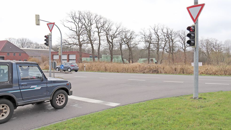 Wo derzeit gegenüber der Einmündung der Jadestraße in die B 72 ein Bauernhof steht, soll das neue Feuerwehrhaus der Kernstadt gebaut werden. Foto: Heino Hermanns