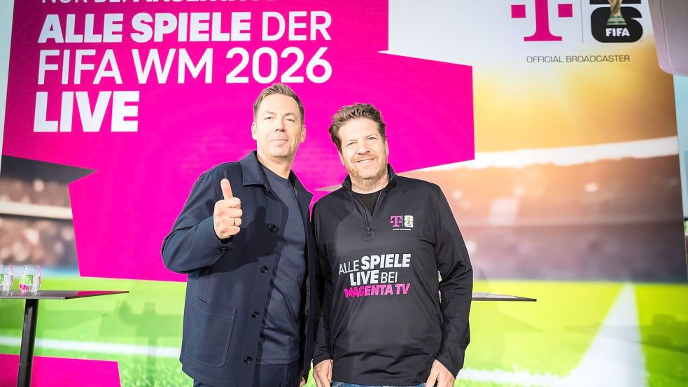 Die Telekom, hier Wolfgang Metze (Privatkunden-Geschäftsführer) und Arnim Butzen (TV-Chef), überträgt die Spiele von vier Fußball-Weltmeisterschaften. Foto: Christoph Soeder/dpa
