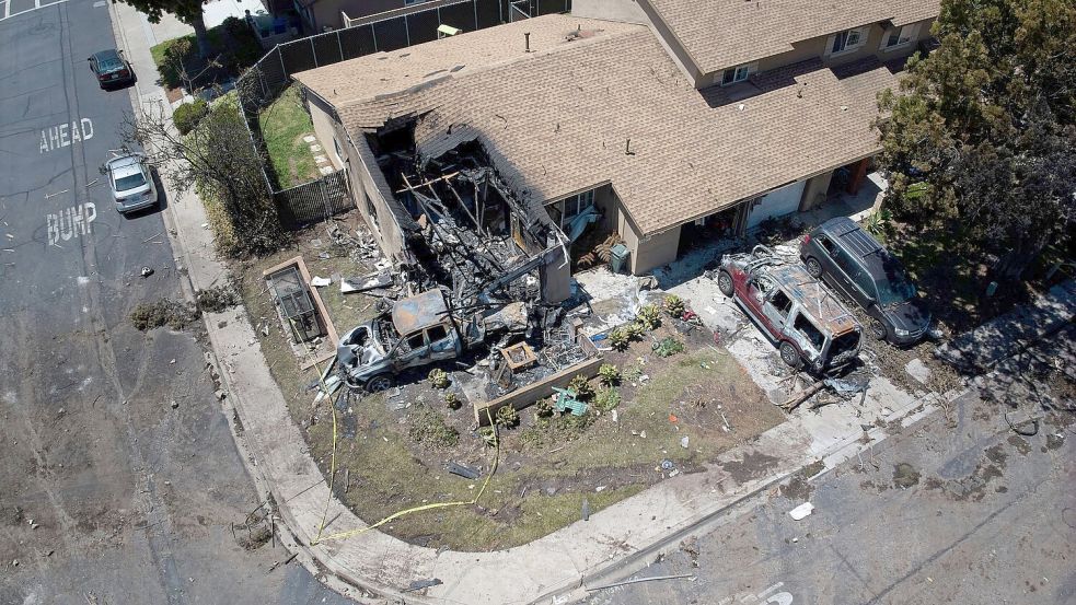 Tödlicher Kleinflugzeugabsturz in einem Wohngebiet im südkalifornischen San Diego. Foto: William Liang/AP/dpa