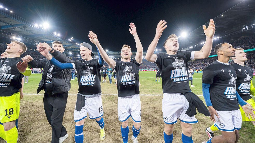 Seit klar ist, dass Arminia Bielefeld im DFB-Pokalfinale steht, spielt die Stadt in Ostwestfalen verrückt: Nun zeigen sie ihre Vorfreude auch über die Stadtgrenzen hinaus. Foto: IMAGO/Noah Wedel