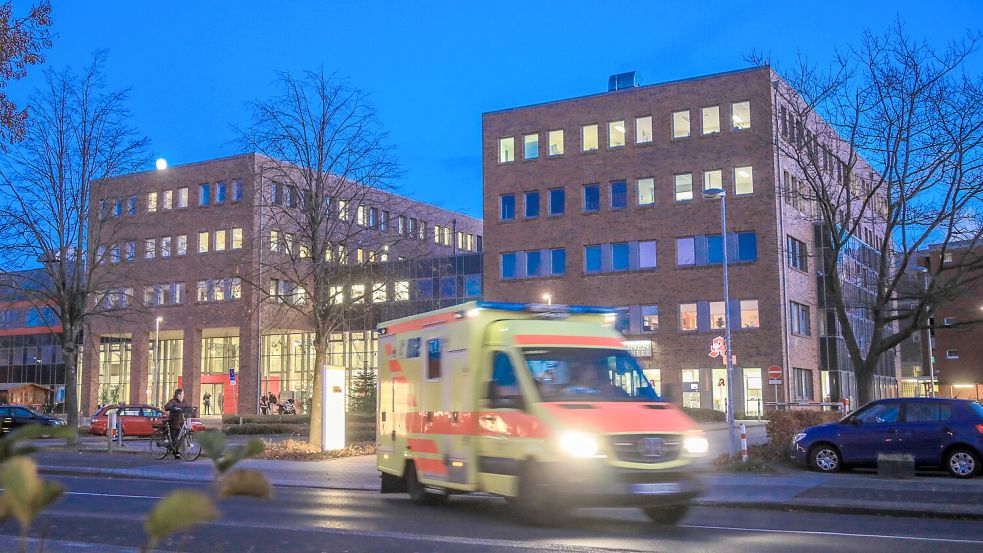 Das Auricher Krankenhaus kurz nach Einbruch der Dunkelheit. In ein paar Jahren werden die Lichter in den Krankenzimmern dort ausgehen. Foto: Romuald Banik