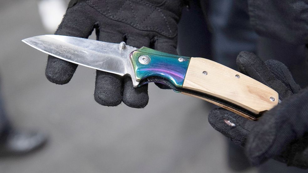 Auch Kinder und Jugendliche fallen durch Straftaten mit Messern auf. Foto: Paul Zinken/dpa