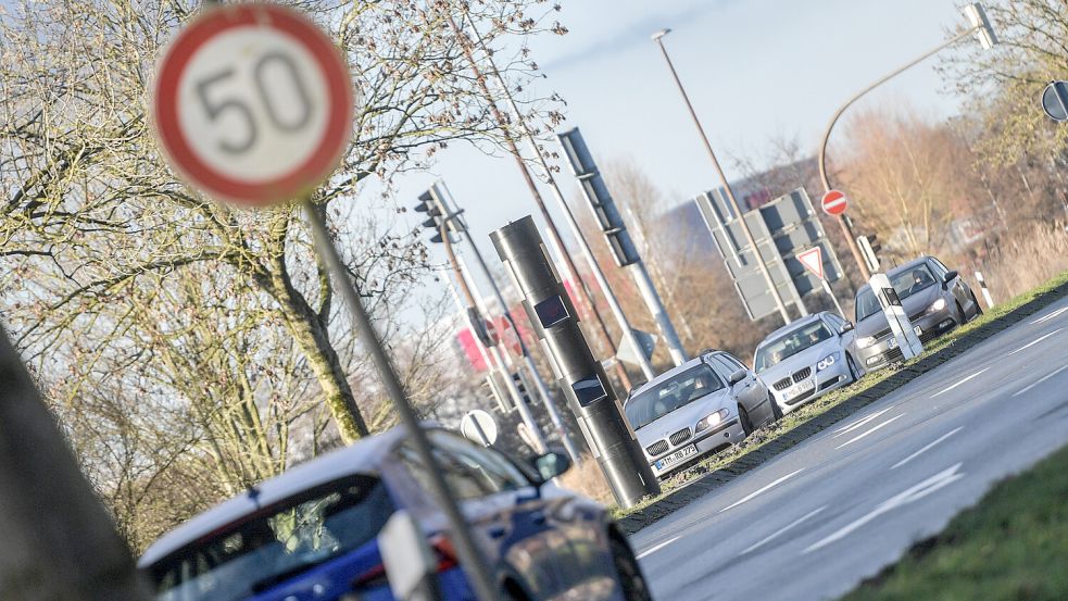 An der Larrelter Straße, die zur sogenannten VW-Kreuzung führt, gibt es bereits drei Blitzer-Standorte. Ein weiteres Gerät soll bei der Kreuzung installiert werden. Foto: Klaus Ortgies/Archiv