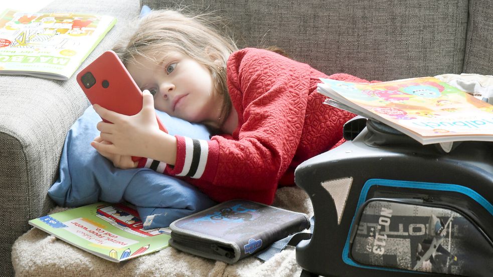 Kinder sind in Deutschland immer früher am Handy – und es schadet ihnen. Foto: dpa/ Waltraud Grubitzsch