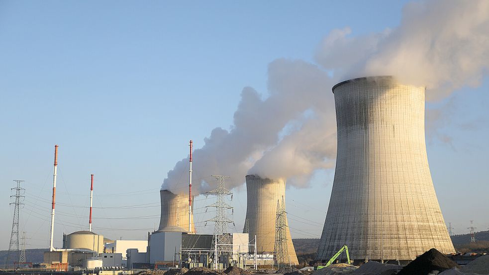 Nicht weit von der deutschen Grenze: das belgische Atomkraftwerk Tihange. Die Laufzeit soll nun doch verlängert werden. NRW fordert in Sicherheitsfragen eine Mitsprache. Foto: dpa