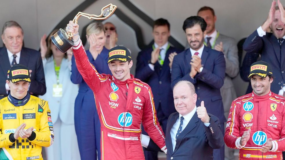 Da lief es noch: Charles Leclerc feiert seinen Heimsieg 2024 neben Fürst Albert II. Foto: Luca Bruno/AP/dpa