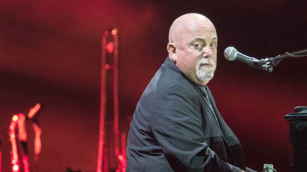 Billy Joel bei einem Konzert in Frankfurt im September 2016. Der Mann am Klavier ist krank. Foto: Boris Roessler/dpa