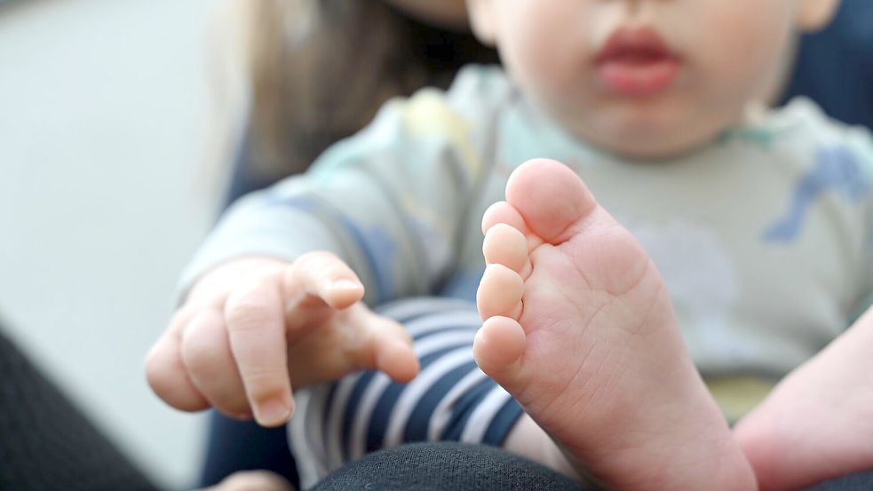 Eltern sind einer Studie zufolge durchschnittlich weniger zufrieden als Kinderlose, empfinden aber mehr Sinn im Leben (Archivbild). Foto: Elisa Schu/dpa