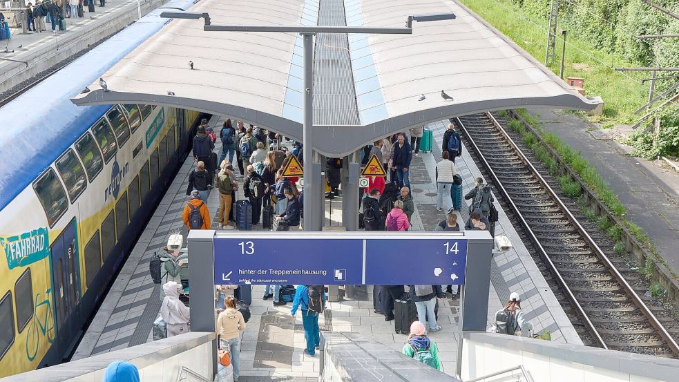 Dank des mutigen Einsatzes von zwei Passanten konnten die Frau aufgehalten werden. Foto: Georg Wendt/dpa