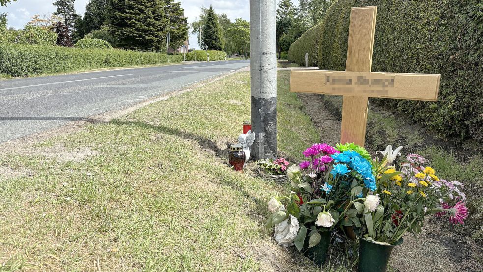 Immer noch erinnern in Halbemond ein Kreuz und Blumen an den tödlichen Unfall der 17-Jährigen am Ostermontag. Foto: Thomas Dirks
