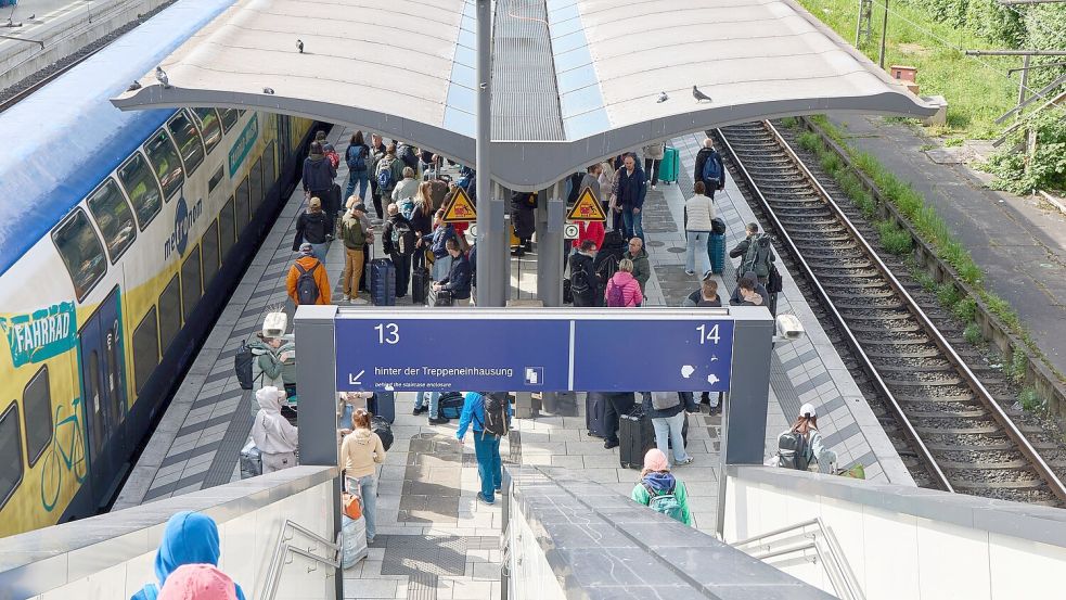 Wenige Stunden nach dem Messerangriff mit 18 Verletzten läuft im Hamburger Hauptbahnhof wieder der Verkehr. Foto: Georg Wendt/dpa