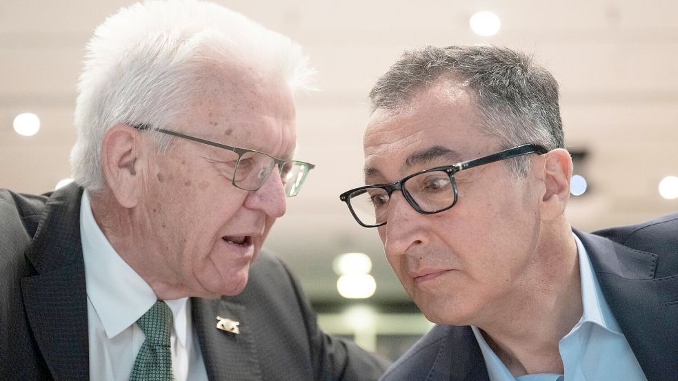 Der Ministerpräsident und sein Nachfolger? Die Grünen haben Cem Özdemir zu ihrem Spitzenkandidaten für die nächste Landtagswahl gekürt. Foto: Marijan Murat/dpa