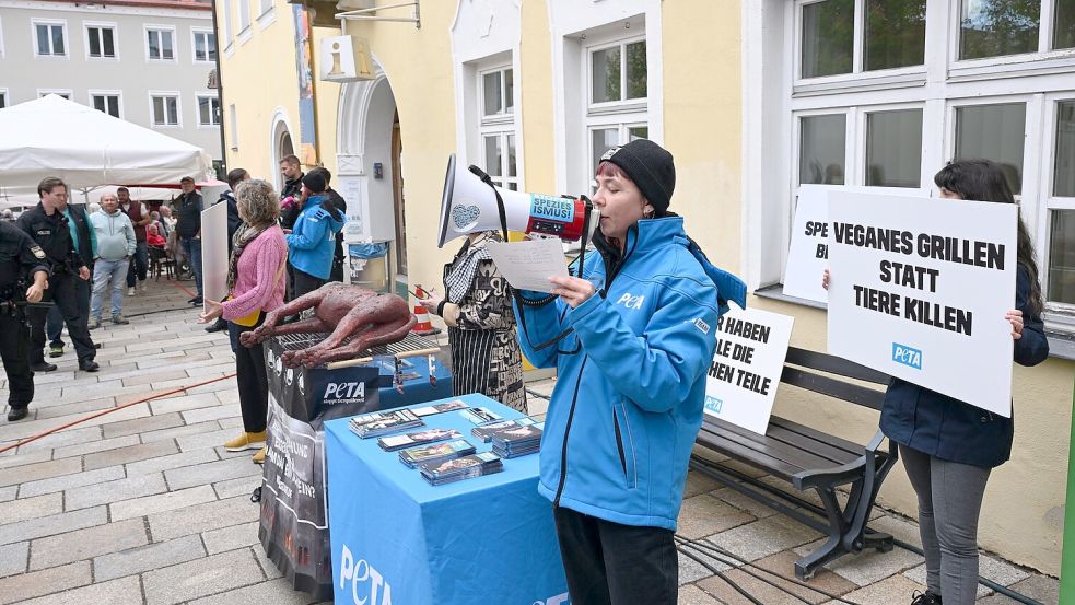 „Veganes Grillen statt Tiere killen“: Peta-Protest in Viechtach. Foto: Felix Hörhager/dpa