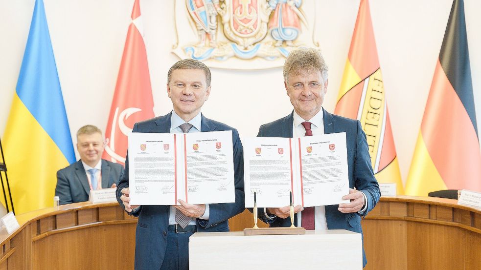 Ein Beispiel: Die Stadt Karlsruhe schloss eine Partnerschaft mit Winnyzja. Der Karlsruher Oberbürgermeister Frank Mentrup (rechts) und sein Amtskollege Serhij Morhunow hielten die unterzeichneten Urkunden hoch. Foto: DPA