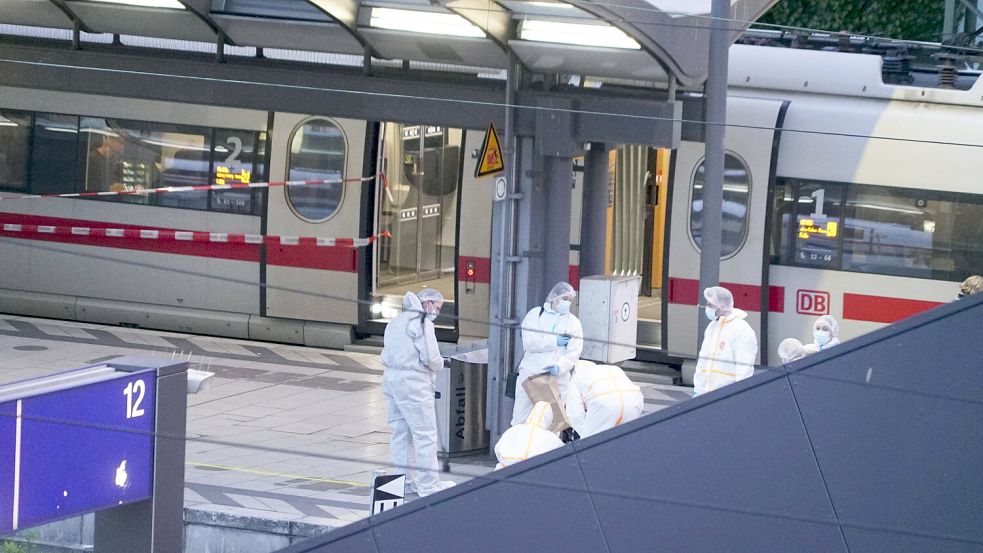 Die Spurensicherung sucht nach Hinweisen am Tatort. Ein Zeuge berichtet, was sich dort zutrug. Foto: Imago/Breuel-Bild
