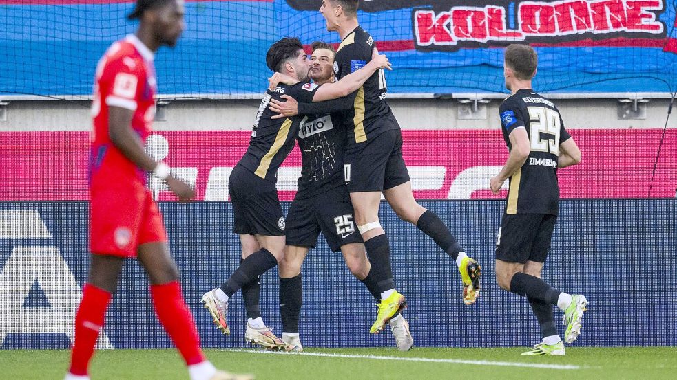Elversbergs Lukas Petkov (M) jubelt nach seinem Tor zum 0:1 in der Relegation gegen den 1. FC Heidenheim. Foto: dpa/Tom Weller