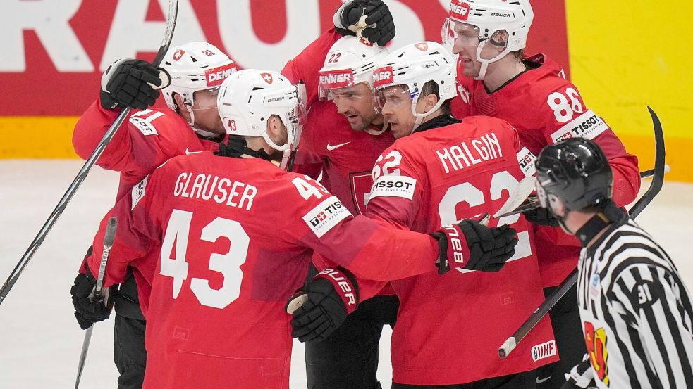 Die Schweiz siegte souverän gegen Überraschungs-Team Dänemark und träumt vom ersten WM-Titel. Foto: Petr David Josek/AP/dpa