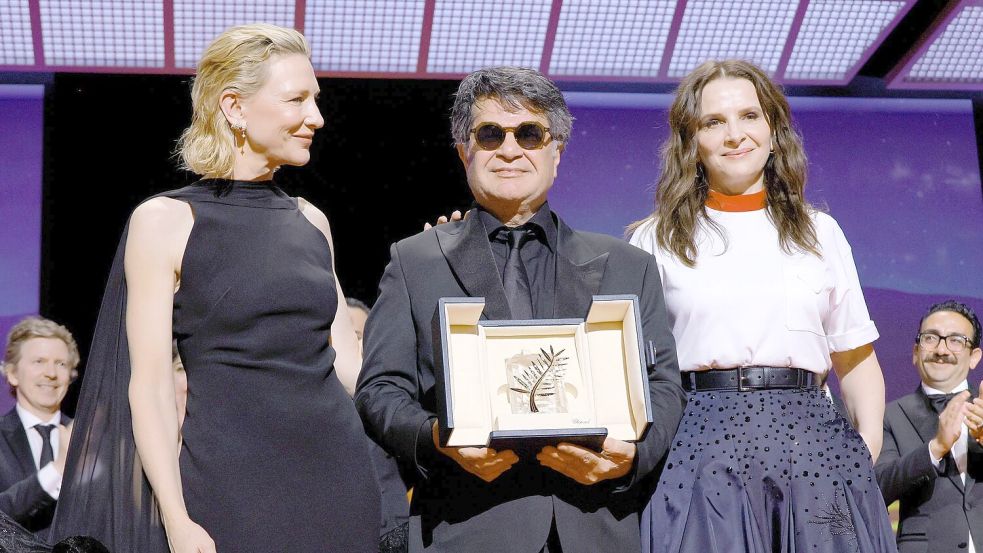 Cate Blanchett, Jafar Panahi und Juliette Binoche auf der Bühne. Foto: Joel C Ryan/Invision/AP/dpa