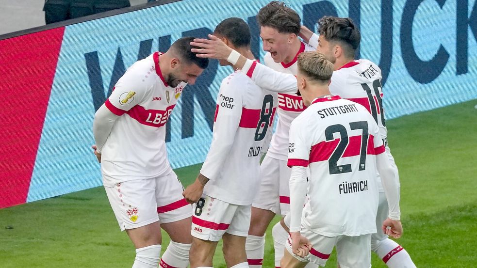 Deniz Undav freut sich mit seinen Teamkollegen über das 3:0. Foto: Sören Stache/dpa